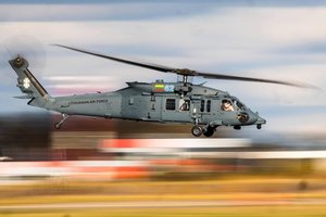 Lietuvos kariuomenės sraigtasparniai „Black Hawk“ atliko bandomąjį skrydį