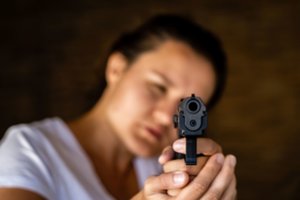 Teisingumo ėmėsi pati: motina teismo salėje nušovė savo dukters žudiką