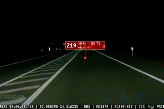 Latvijoje nuo policijos bėgęs trylikametis pasiekė 235 km/val. greitį: paviešino vaizdo įrašą
