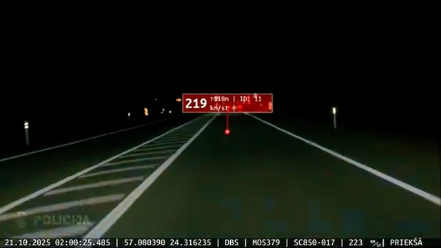 Latvijoje nuo policijos bėgęs trylikametis pasiekė 235 km/val. greitį: paviešino vaizdo įrašą