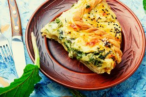 Bulvių ir špinatų pyragas: tiks ir pietums su salotomis, ir kaip sotus užkandis