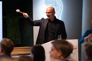 A silent evening, loud news: Demus and the Vartai Gallery auction raised nearly EUR 190,000 in solidarity