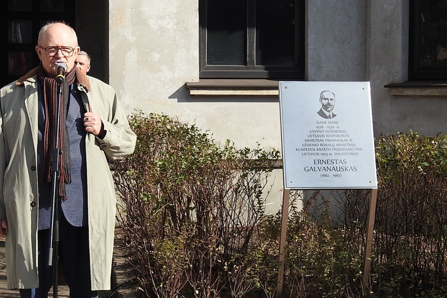 Iškilmės H.Manto gatvėje prie namo, kuriame gyveno E.Galvanauskas.<br>G.Pilaičio nuotr.