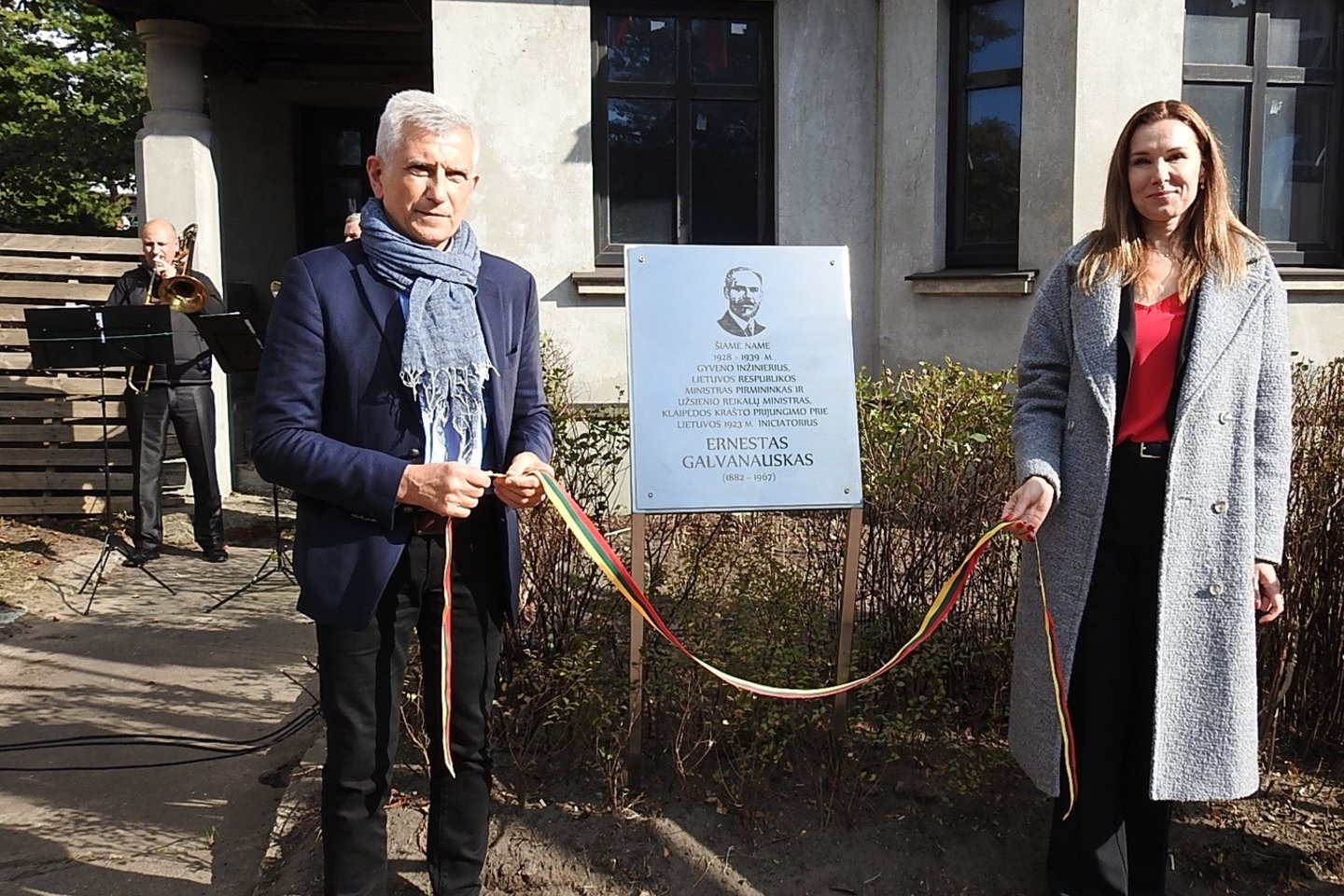 Iškilmės H.Manto gatvėje prie namo, kuriame gyveno E.Galvanauskas.<br>G.Pilaičio nuotr.