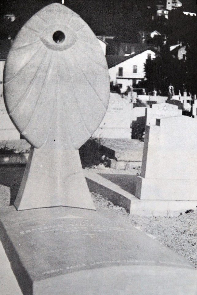 E.Galvanauskas atgulė Eks le Beno (Prancūzija) kapinėse.