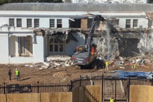 Internete – šokas: pasklido vaizdai, kaip ekskavatorius griauna Baltuosius rūmus