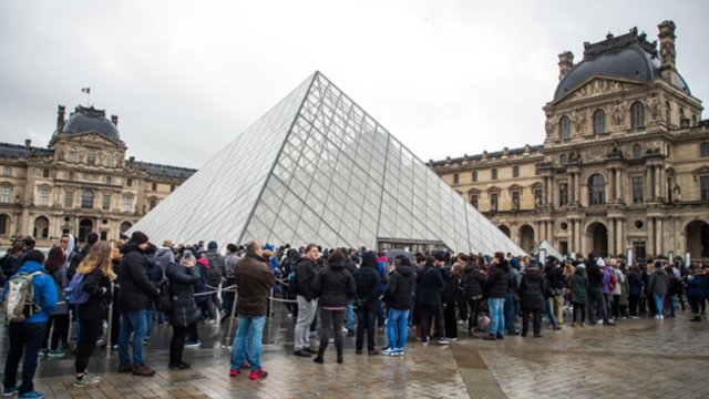 Po įžūlios vagystės – Luvras vėl atveria duris lankytojams