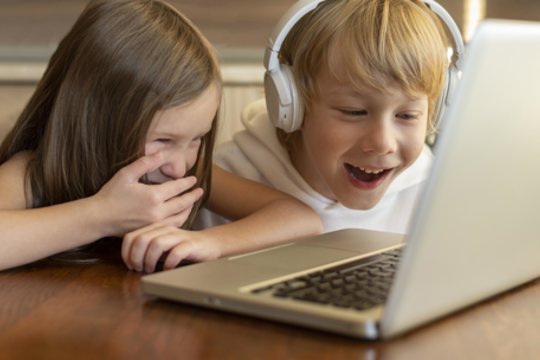Kaip stebėti, bet nesekti vaikų internete: etika, programėlės ir patarimai tėvams