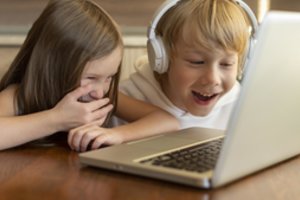 Kaip stebėti, bet nesekti vaikų internete: etika, programėlės ir patarimai tėvams