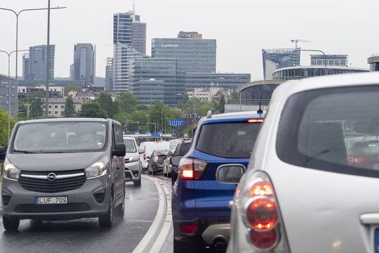 Darbuotojas važinėjasi įmonės automobiliu: kada galima pakliūti į VMI akiratį