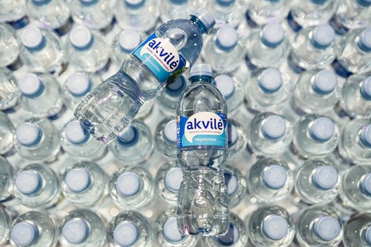 ​Investicija į dar saugesnį vandenį – nuo mikroplastiko saugantys buteliai