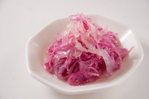 Rauginti kopūstai be acto — pikantiško skonio ir spalvos, su firminiu aštrumu