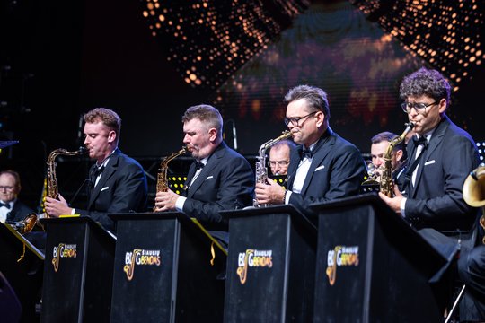 „Saulės“ scenoje – energijos, jausmų ir gyvos muzikos vakaras su Vilija ir Šiaulių bigbendu