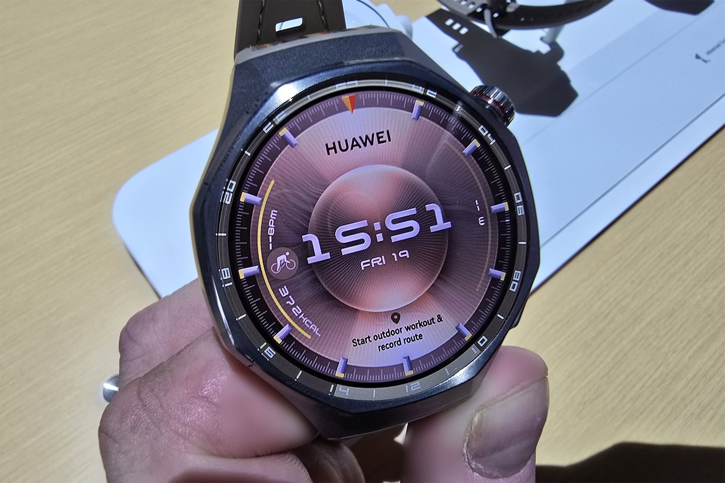 Rugsėjo 19 d. Paryžiuje, nacionaliniame velodrome Kinijos kompanija „Huawei“ pristatė „Huawei Watch GT 6 Pro“.<br> A. Rutkausko nuotr.