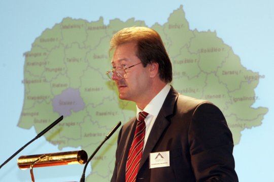 Savas vaikinas V. Uspaskichas su ilgesiu žvelgė į Rusiją, o lietuvis dvasininkas keikė NATO