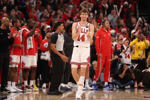 Įspūdingą dėjimą įkrovęs Matas Buzelis vedė „Bulls“ į pirmąją sezono pergalę