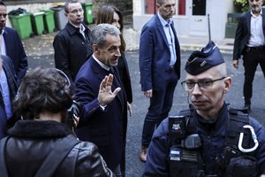 Trys kaliniai, grasinę buvusiam Prancūzijos prezidentui N. Sarkozy, perkelti į areštinę