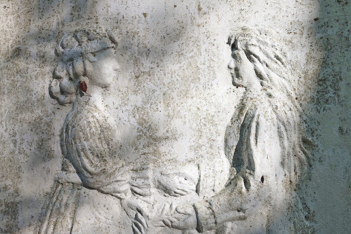 Dvi susitikusios sesutės (Lietuvos). Skulptorius paliko mįslę apie skirtingą jų išvaizdą. <br> D. Nikitenkos nuotr.