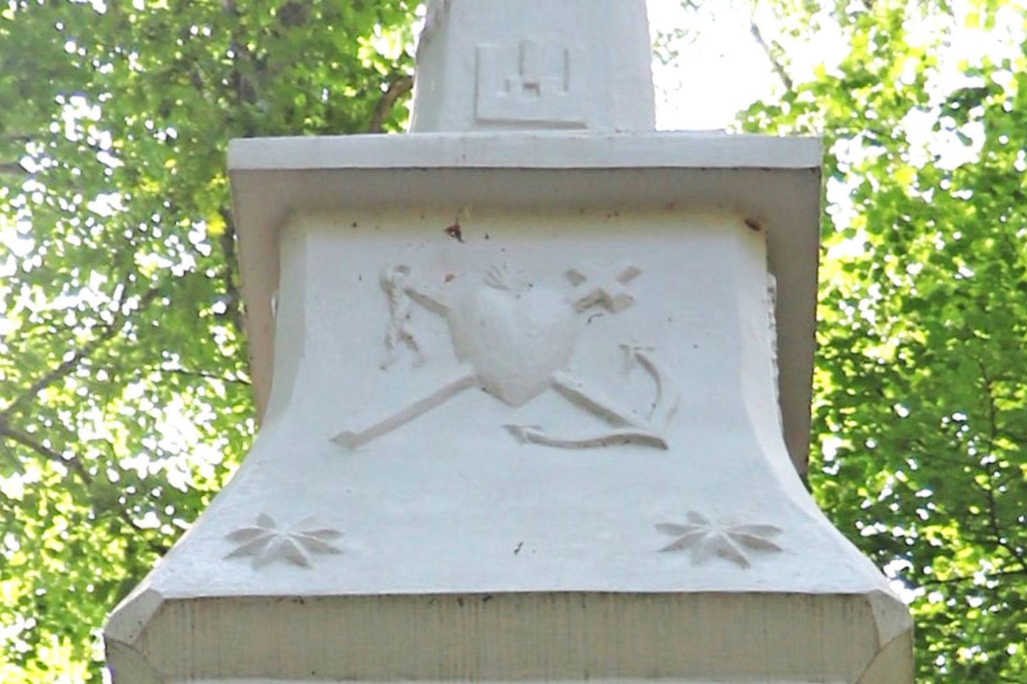 Išskirtinis tokios meninės išraiškos religinis simbolis, reiškiantis tikėjimą, viltį ir meilę. <br> D. Nikitenkos nuotr.