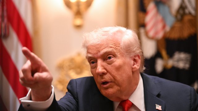 Paskelbęs sankcijas Rusijos naftai D. Trumpas skundžiasi tuščiais pokalbiais: „Tikiuosi V. Putinas bus protingesnis“