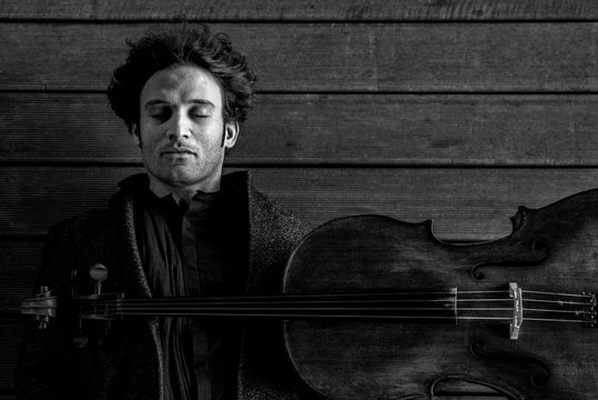 Savaitgalį Vilniuje koncertuos vienas laukiamiausių menininkų garsiausiose pasaulio scenose – violončelės virtuozas Nicolas Altstaedtas 