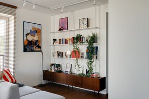 Šis nedidelis butas atrodo minimalistinis tik tol, kol neatidarai vienų durų