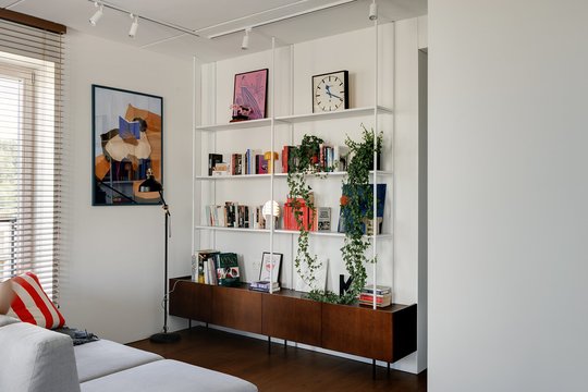 Šis nedidelis butas atrodo minimalistinis tik tol, kol neatidarai vienų durų