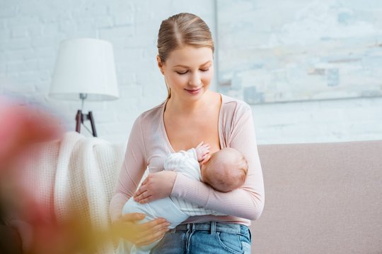 Daugėja įrodymų, kad maitinimas krūtimi gali padėti kovoje su vėžiu