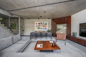 Už šio fasado – netikėtai jaukūs betoniniai namai Antakalnyje