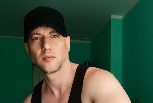 Po ilgos pertraukos Kaune – atlikėjas Sasha Song su akustine programa „Ten, kur muzika groja“