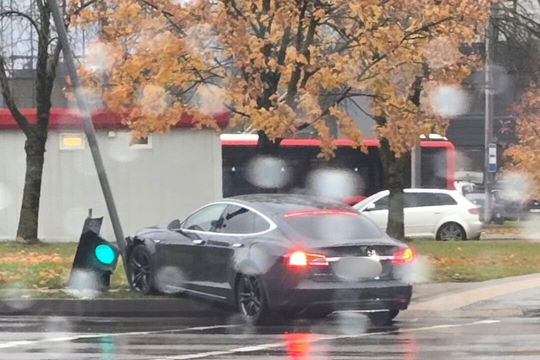 „Tesla“ Kaune nuvertė šviesoforą