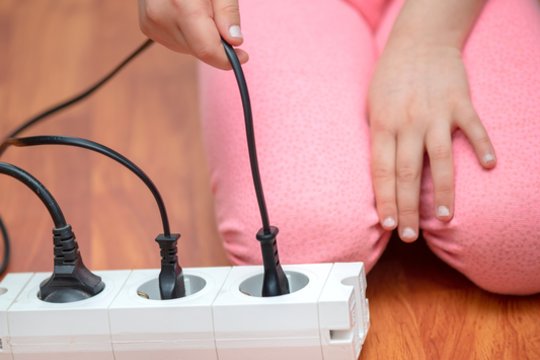 Šie prietaisai „ryja“ elektrą net išjungti – kasdien jums kainuoja brangiau, nei manote
