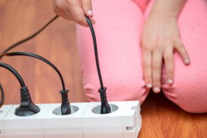 Šie prietaisai „ryja“ elektrą net išjungti – kasdien jums kainuoja brangiau, nei manote