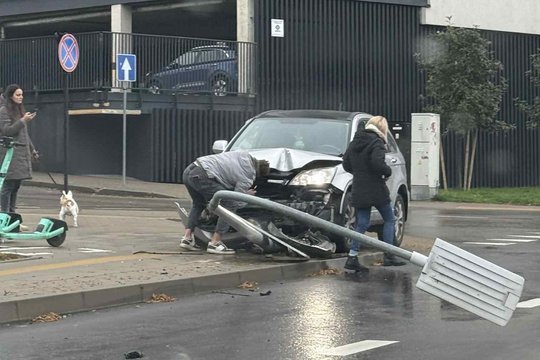 Vilniuje moters vairuojamas automobilis nulaužė kelio ženklo stulpą