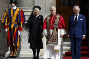 Karalius Karolis ir popiežius Leonas pirmą kartą per istorinę ceremoniją meldėsi kartu