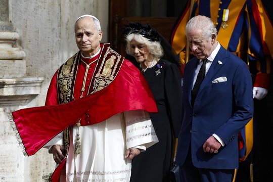 Istorinis susitikimas Vatikane: karalius Karolis III susitiko su popiežiumi Leonu 