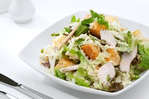 Nesenstanti klasika: vištienos salotos su švelniu egzotikos prieskoniu