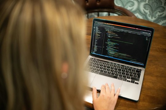 Naujausias „Moterų technologijų srityje barometras“: DI jau atima studentus iš aukštųjų mokyklų