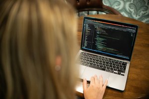 Naujausias „Moterų technologijų srityje barometras“: DI jau atima studentus iš aukštųjų mokyklų