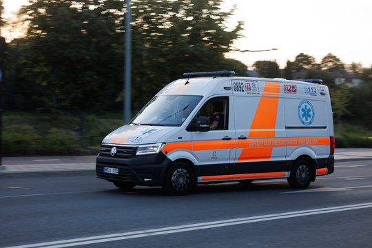 Prienų rajone nuo stogo nukritęs apdailos luitas sužalojo darbininką