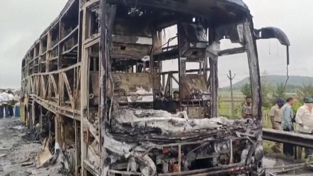 Siaubingas incidentas Indijoje: susidūrus autobusui ir motociklui kilo gaisras, žuvo mažiausiai 20 žmonių