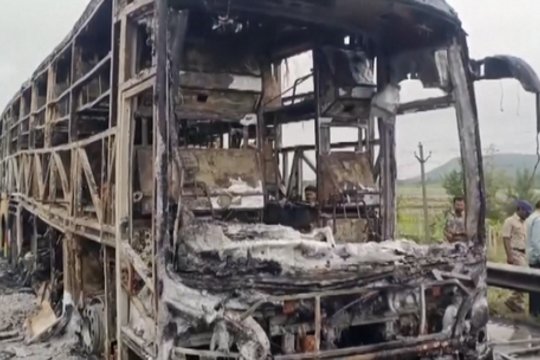 Siaubingas incidentas Indijoje: susidūrus autobusui ir motociklui kilo gaisras, žuvo mažiausiai 20 žmonių