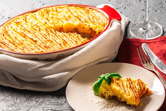 Klasikinis mėsos ir bulvių apkepas: nebrangus, tinkamas užšaldyti, visada nudžiugina būrį valgytojų