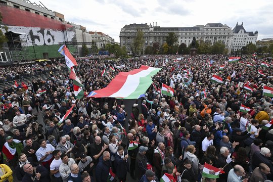 Vengrijoje įvyko tūkstantinis opozicijos protestas: kadruose – tūkstantinė minia