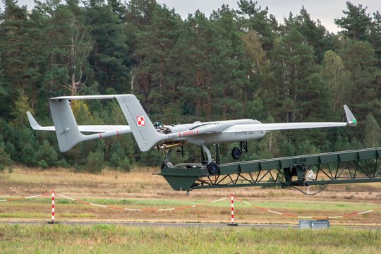 Lenkijoje mieste bandymų metu sudužo karinis dronas