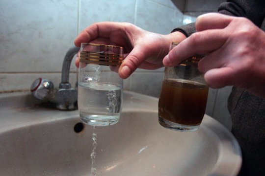  Sunku patikėti, kad šiais laikais taip būna: metus iš čiaupų bėga rudas vanduo, o gyventojai moka kaip už gerą