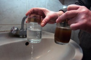  Sunku patikėti, kad šiais laikais taip būna: metus iš čiaupų bėga rudas vanduo, o gyventojai moka kaip už gerą