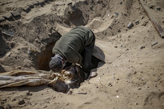 Gaza: palaidota po 61 mln. tonų griuvėsių
