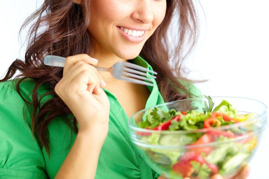 Mokslininkai įrodė: kraujo spaudimą gali padėti sumažinti paprastos salotos iš dviejų ingredientų 