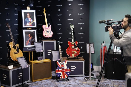 Aukcione už 385 tūkst. dolerių parduota grupės „Oasis“ gitara